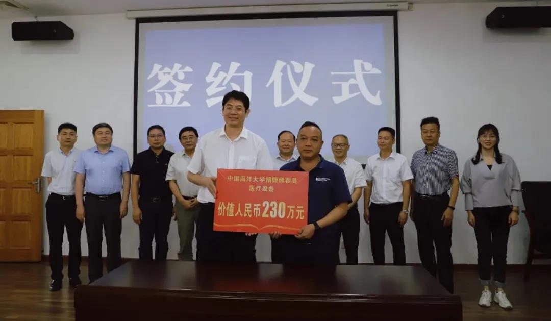 校友、北京莲心慈善基金会理事长马新亮（前排左）向绿春县捐赠价值230万元医疗设备